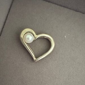 Elegant Heart-Shaped Silver Pendant with Pearl